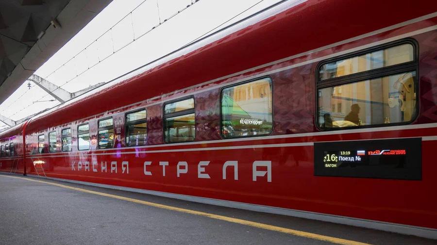 «Красная стрела» обзавелась вторым обновлённым составом. С 29 марта между Петербургом и Москвой начнёт курсировать ещё один современный поезд с полностью новыми вагонами.