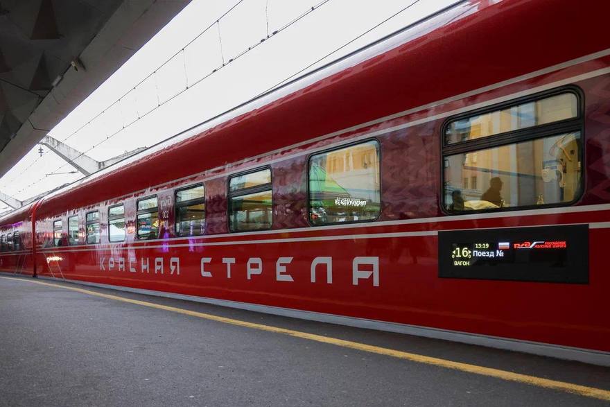 «Красная стрела» обзавелась вторым обновлённым составом. С 29 марта между Петербургом и Москвой начнёт курсировать ещё один современный поезд с полностью новыми вагонами.