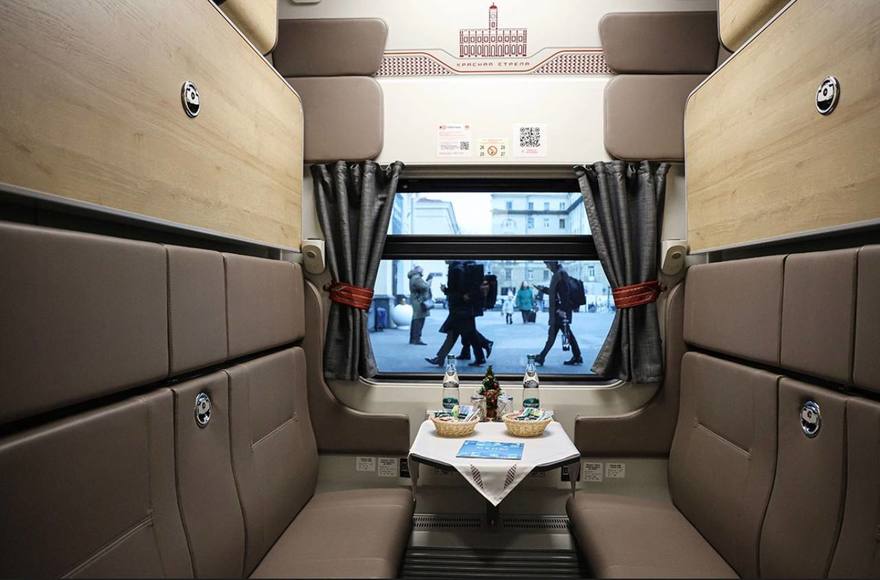«Красная стрела» обзавелась вторым обновлённым составом. С 29 марта между Петербургом и Москвой начнёт курсировать ещё один современный поезд с полностью новыми вагонами.