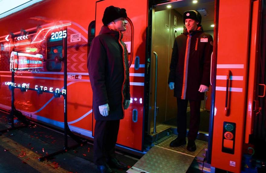 «Красная стрела» обзавелась вторым обновлённым составом. С 29 марта между Петербургом и Москвой начнёт курсировать ещё один современный поезд с полностью новыми вагонами.