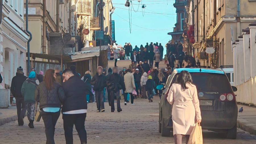 Выборг заполнился толпами туристов из-за теплых деньков
