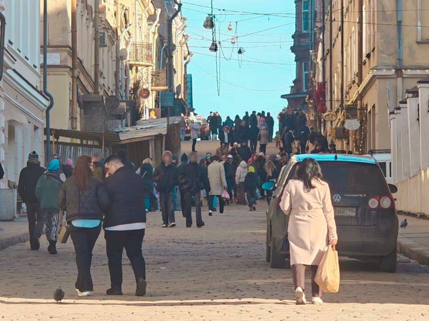 Выборг заполнился толпами туристов из-за теплых деньков