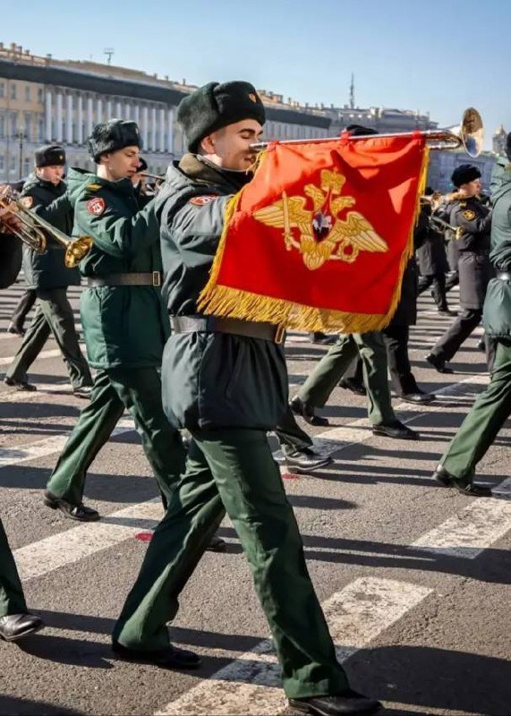 Первая репетиция парада Победы прошла на Дворцовой площади.