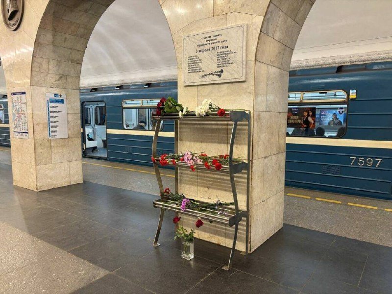 В Петербурге почтили память погибших при теракте в метро