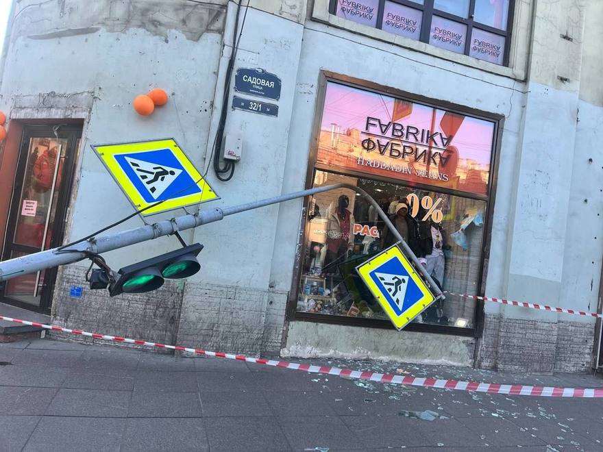 Мощный ветер валит всё на своём пути в Петербурге. Последствия — на фото.