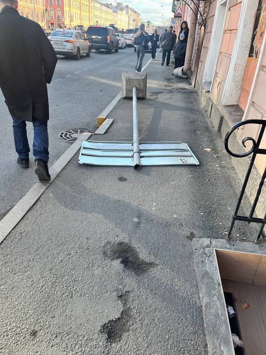 Мощный ветер валит всё на своём пути в Петербурге. Последствия — на фото.