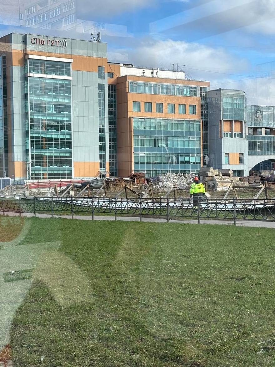 Мощный ветер валит всё на своём пути в Петербурге. Последствия — на фото.