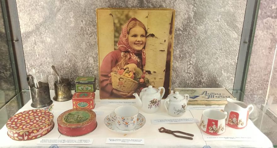 Выставка «Гремит салют над Ленинградом»