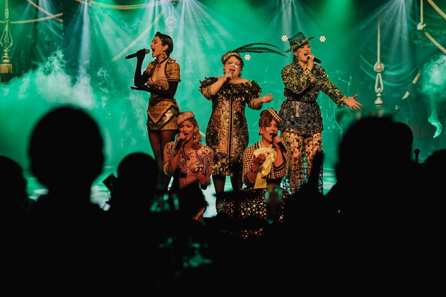 Шоу «Шанель гангстерз. Люби меня, люби»