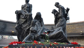 День Победы на Монументе героическим защитникам Ленинграда