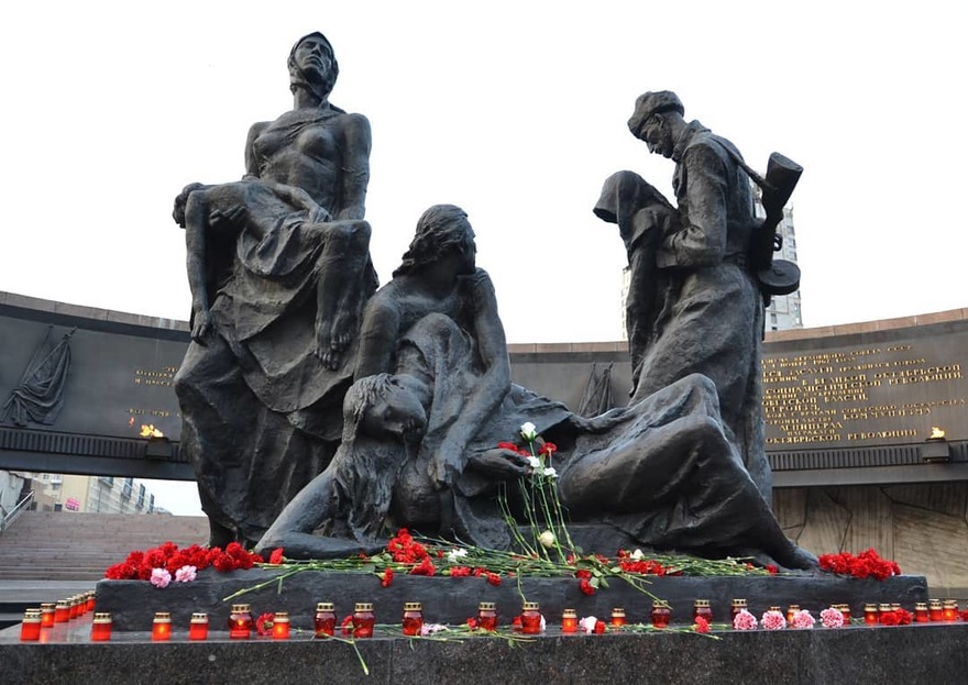 День Победы на Монументе героическим защитникам Ленинграда