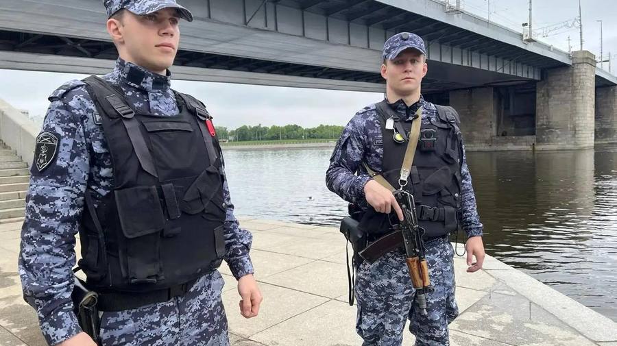 В Петербурге сотрудник Росгвардии спас 21-летнего парня, который упал в Неву у Володарского моста. Всё закончилось хорошо, но сюжет развернулся кинематографичный.