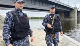 В Петербурге сотрудник Росгвардии спас 21-летнего парня, который упал в Неву у Володарского моста. Всё закончилось хорошо, но сюжет развернулся кинематографичный.