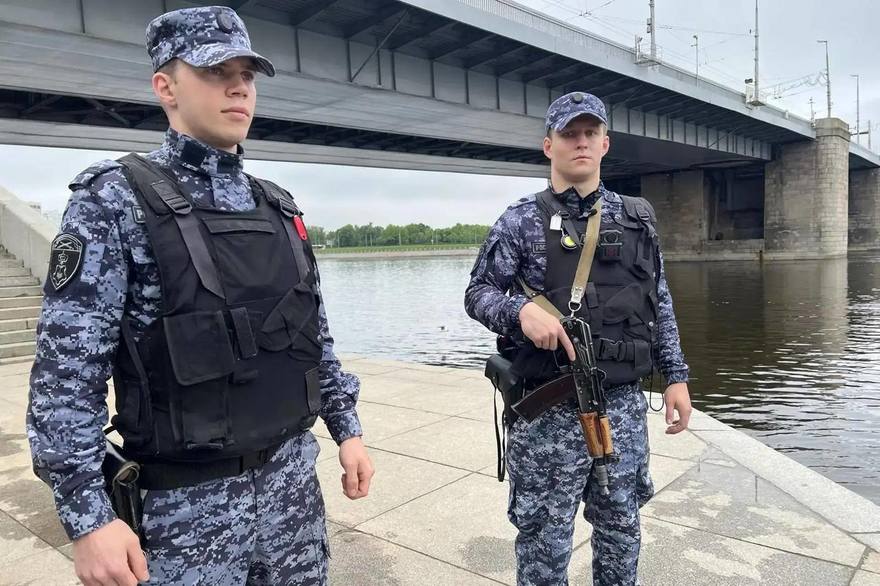 В Петербурге сотрудник Росгвардии спас 21-летнего парня, который упал в Неву у Володарского моста. Всё закончилось хорошо, но сюжет развернулся кинематографичный.