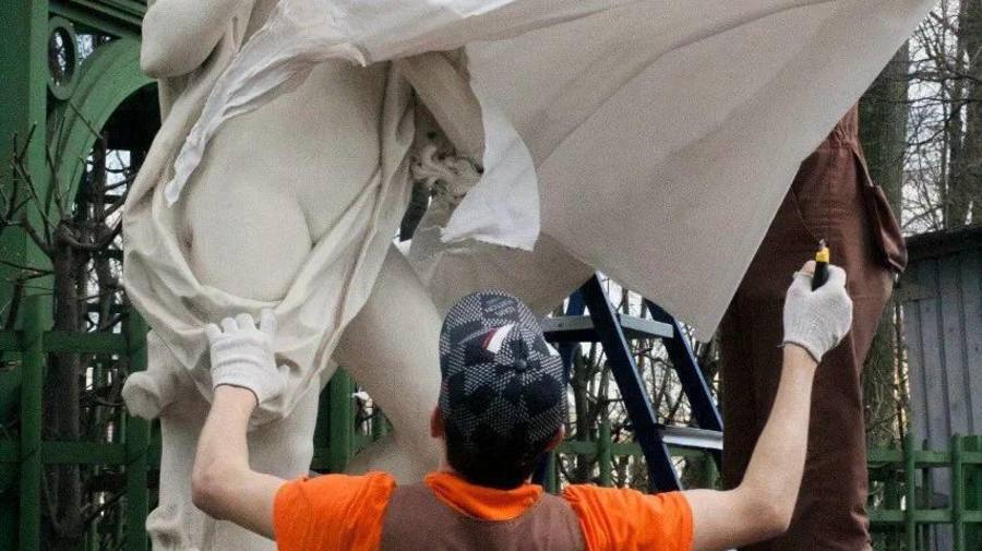 Летний сад сбрасывает «зимнюю одежду»