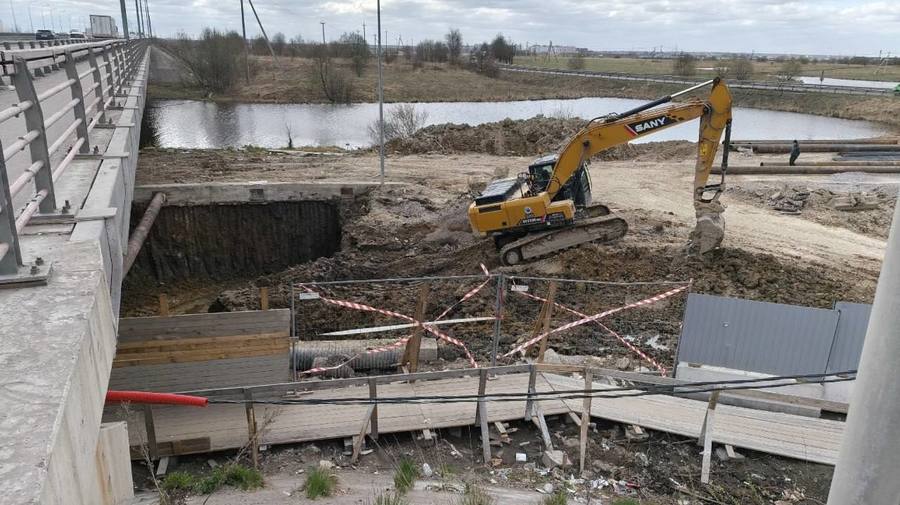 Легендарный «мост глупости» на Софийской скоро лишится своего статуса: под ним начали активно углублять дорогу. 