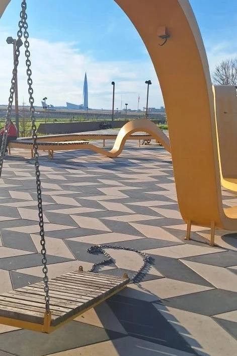 Урбанизм, который мы заслужили: почему новые качели на ВО не дожили до лета