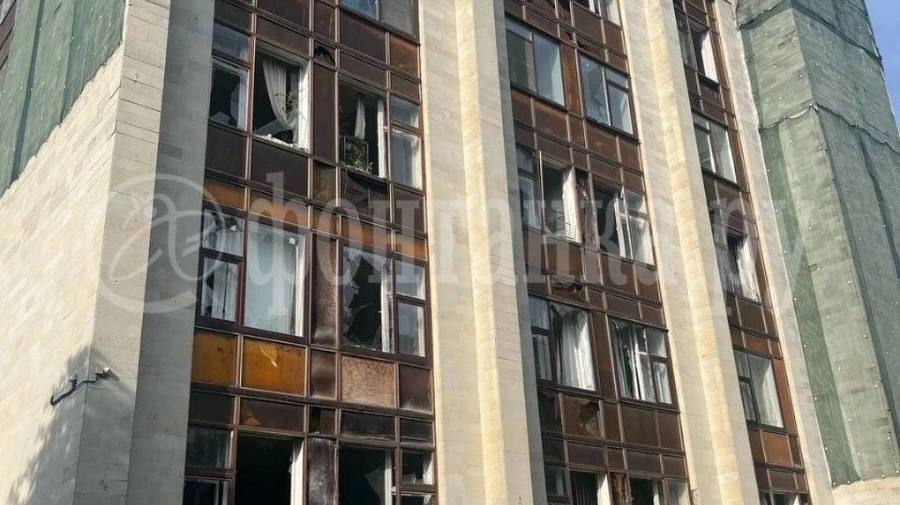 Взрывной волной выбило стёкла в здании СПбГУ в Петергофе во время атаки беспилотников.