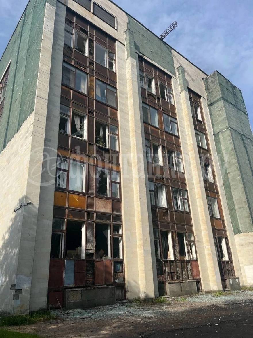 Взрывной волной выбило стёкла в здании СПбГУ в Петергофе во время атаки беспилотников.