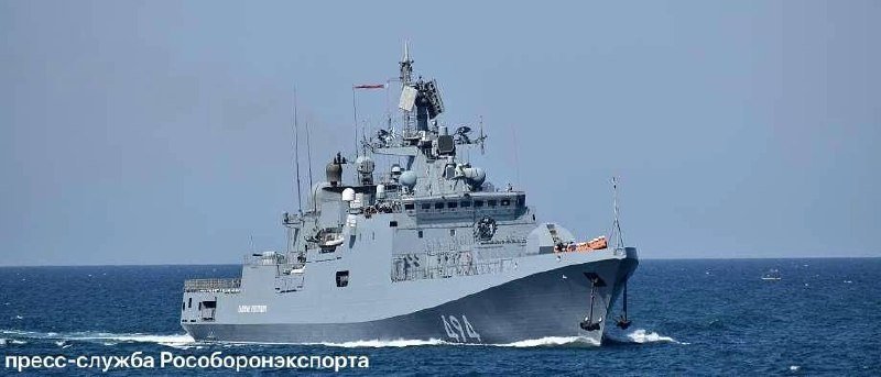 В Кронштадте на территории кластера «Остров фортов» с 10 по 14 июня проходит Международный военно-морской салон «Флот-2026». В программе — показы кораблей в Средней гавани и демонстрация морских роботов с ИИ.