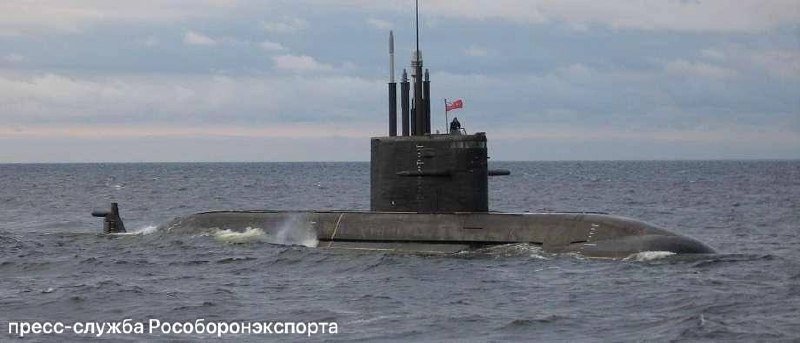 В Кронштадте на территории кластера «Остров фортов» с 10 по 14 июня проходит Международный военно-морской салон «Флот-2026». В программе — показы кораблей в Средней гавани и демонстрация морских роботов с ИИ.