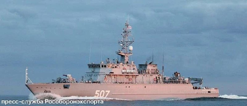 В Кронштадте на территории кластера «Остров фортов» с 10 по 14 июня проходит Международный военно-морской салон «Флот-2026». В программе — показы кораблей в Средней гавани и демонстрация морских роботов с ИИ.