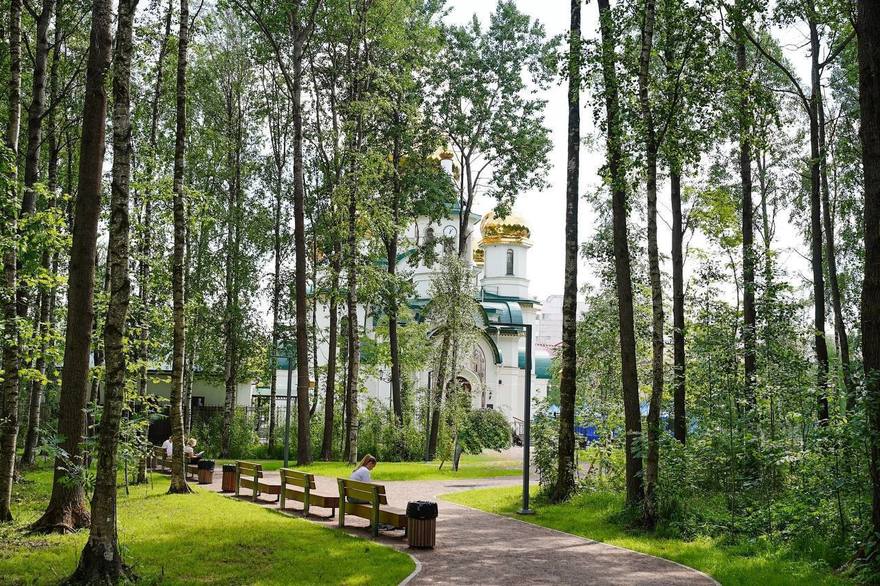 Новое место для прогулок: в Приморском районе открылся обновленный Изотовский сквер