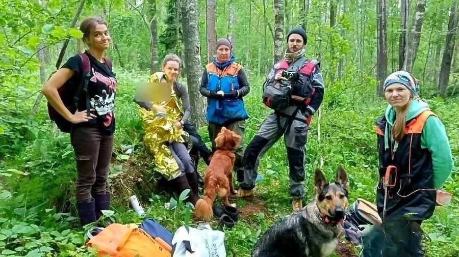 В Ленобласти кинологи-волонтеры спасли 79-летнюю пенсионерку, проведшую три дня в лесу