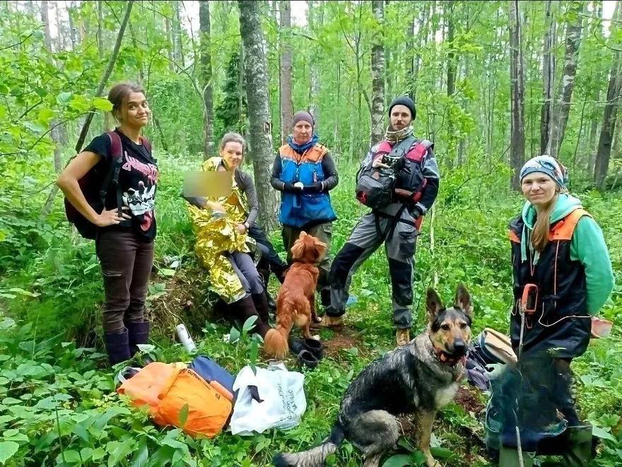 В Ленобласти кинологи-волонтеры спасли 79-летнюю пенсионерку, проведшую три дня в лесу