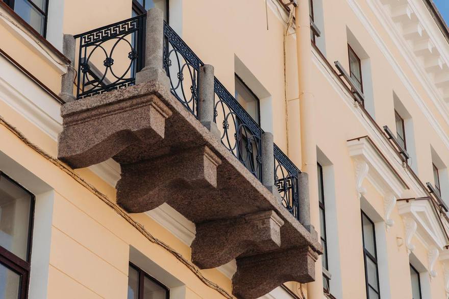 Отреставрированы маскароны львов на фасаде Дома Чаплина в Петербурге
