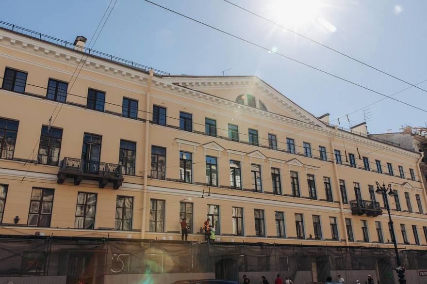 Отреставрированы маскароны львов на фасаде Дома Чаплина в Петербурге