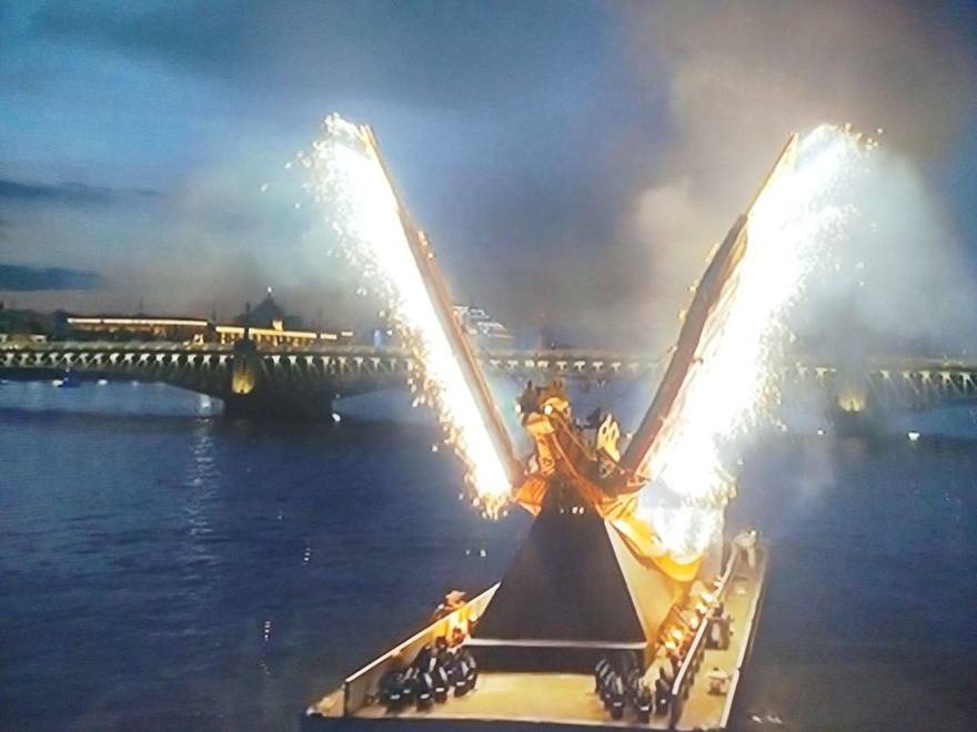 Огромная Жар-птица проплыла по Неве
