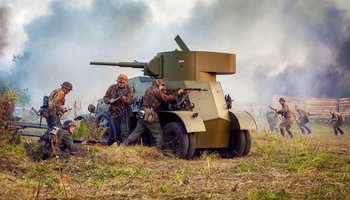 Военно-историческая реконструкция «Бой на подступах к Ленинграду» в семейном парке «Стальной десант» 