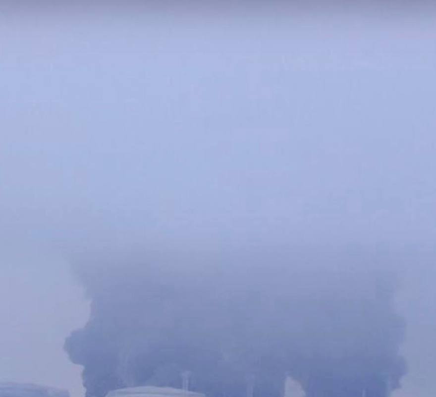 Читатели сообщают о столбе дыма в районе Петербургского нефтяного терминала