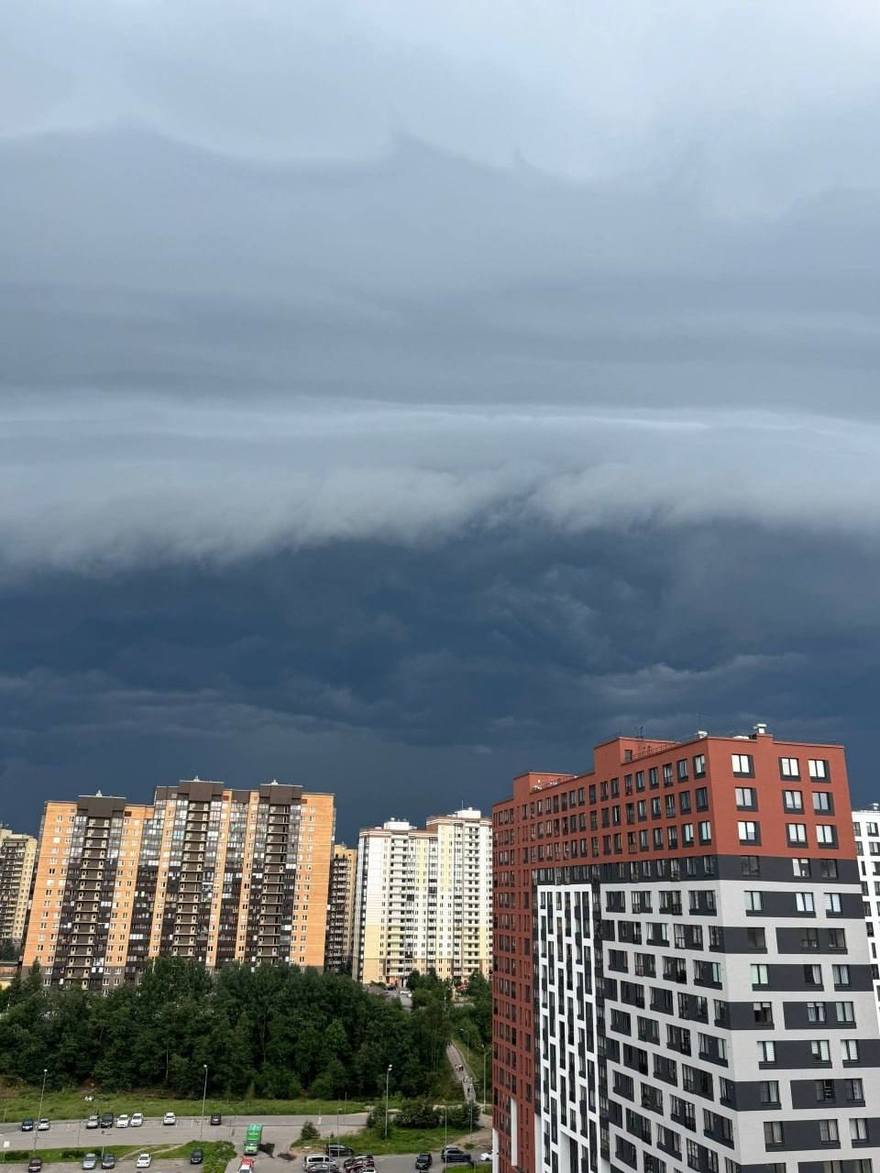 Огромный шкваловый ворот навис над Питером — на Северную столицу стремительно надвигается сильная гроза.
