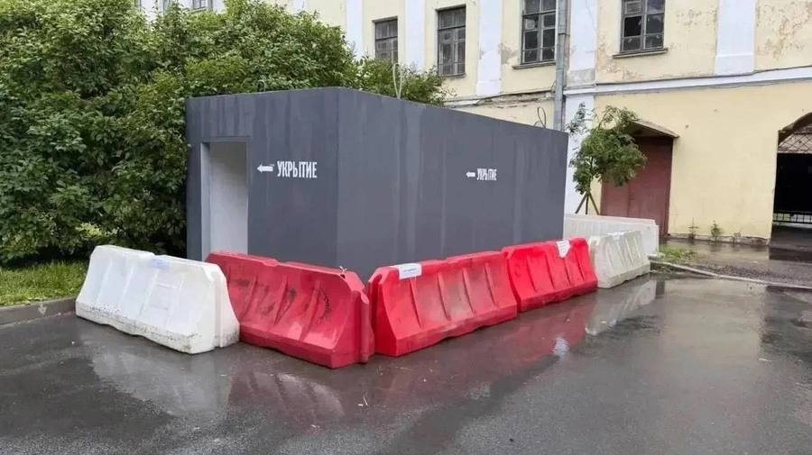 В Кронштадте продолжают устанавливать специальные бетонные укрытия от БПЛА. Администрация района показала процесс их монтажа.