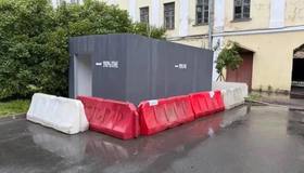 В Кронштадте продолжают устанавливать специальные бетонные укрытия от БПЛА. Администрация района показала процесс их монтажа.