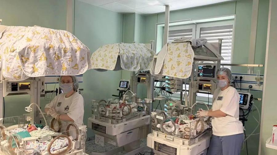 В Ленинградском перинатальном центре зафиксировано редкое событие — на свет появилась тройня. За всё время работы учреждения это лишь пятый такой случай.