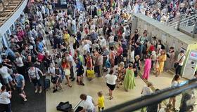 С самого утра на Финляндском вокзале наблюдается ажиотаж: уже с 7:00 горожане выстраиваются в длинные очереди.