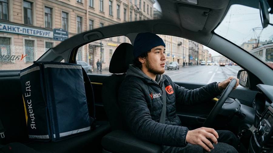 В Петербурге планируют продлить ограничение на работу мигрантов в такси и доставке на весь 2027 год