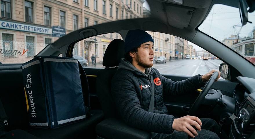 В Петербурге планируют продлить ограничение на работу мигрантов в такси и доставке на весь 2027 год
