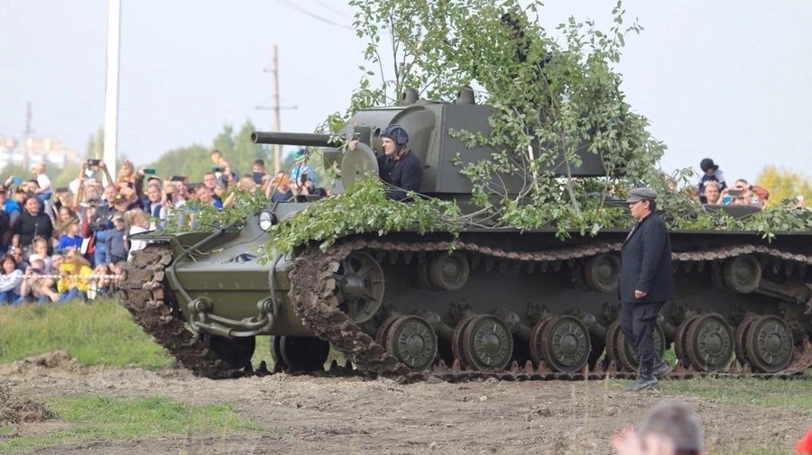 Военно-историческая реконструкция боя Колобанова в семейном танковом парке «Стальной десант»