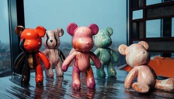 Роспись мишки Bearbricks в технике флюид-арт с видом на…