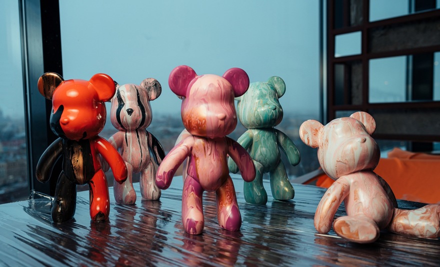 Роспись мишки Bearbricks в технике флюид-арт с видом на…
