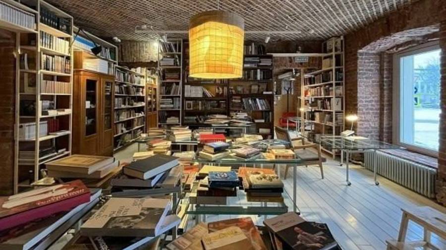 Книжный с видом на собор работает в доме Мурузи