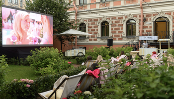 Кинопоказ в саду. «Ходячий замок» (2004)