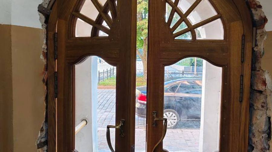 В Выборге восстановили редкую финскую дверь начала XX века