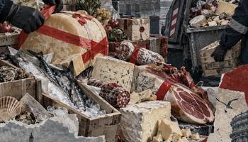 Почти 350 кг европейских деликатесов уничтожат после проверки магазина на Васильевском