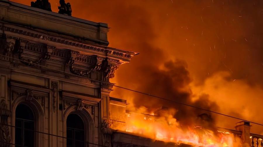 У Исаакия всю ночь тушили особняк Миллера