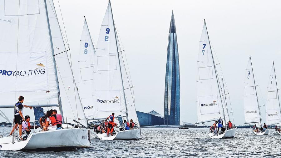 Яхты PROyachting на фоне Лахта-центра